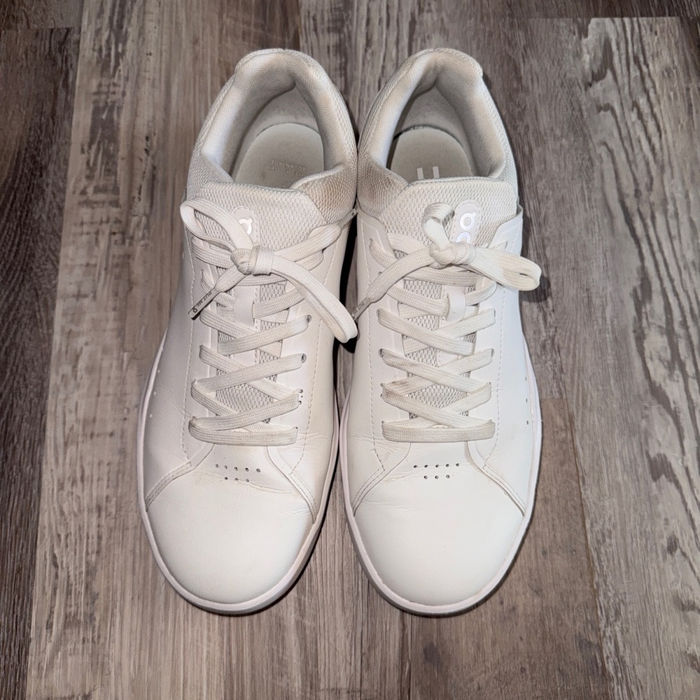 On Running The Roger Advantage women’s size 11